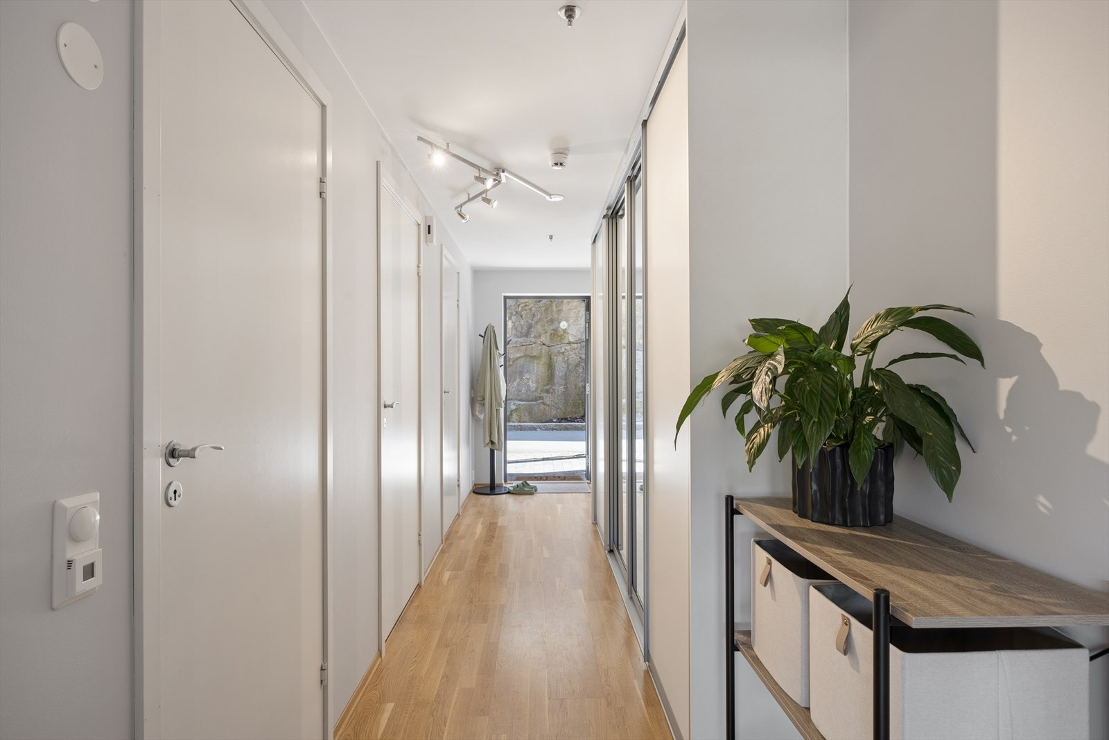 Det er også mye god oppbevaringsplass i stor skyvedørsgarderobe Galleribilde