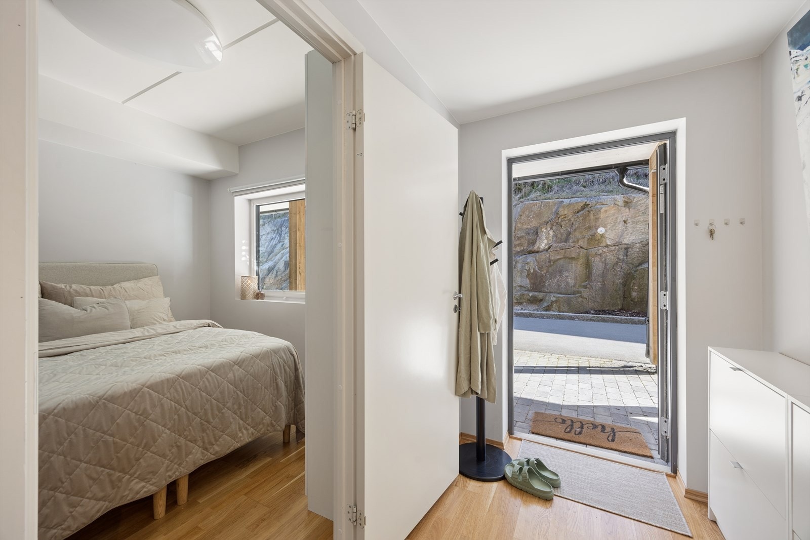 Det er god plass til yttertøy og sko i entré Galleribilde