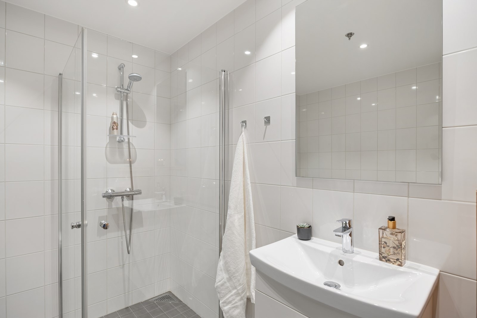 Badet har flislagte overflater Galleribilde