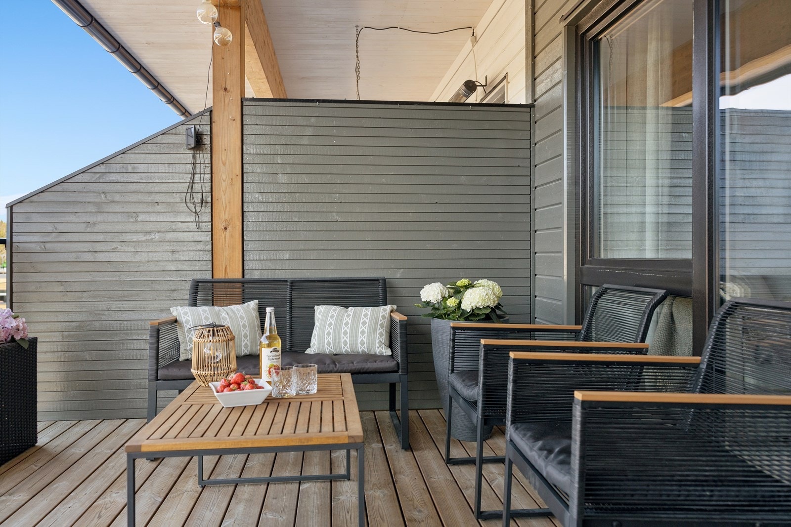 Det er god plass til to sittegrupper og grill Galleribilde