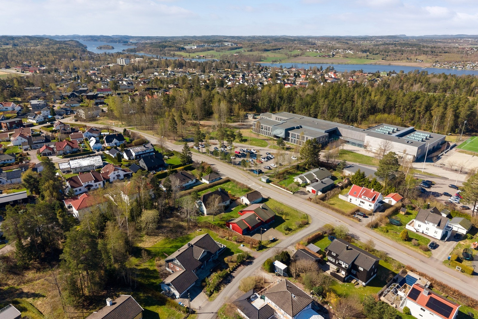 Nærområdet byr på flott natur, og rett utenfor døren kan man gå på tur i Teieskogen Galleribilde