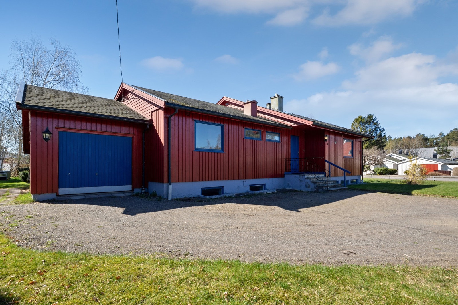Ved inngangen har boligen en gruslagt gårdsplass og en garasje bygd inntil huset Galleribilde