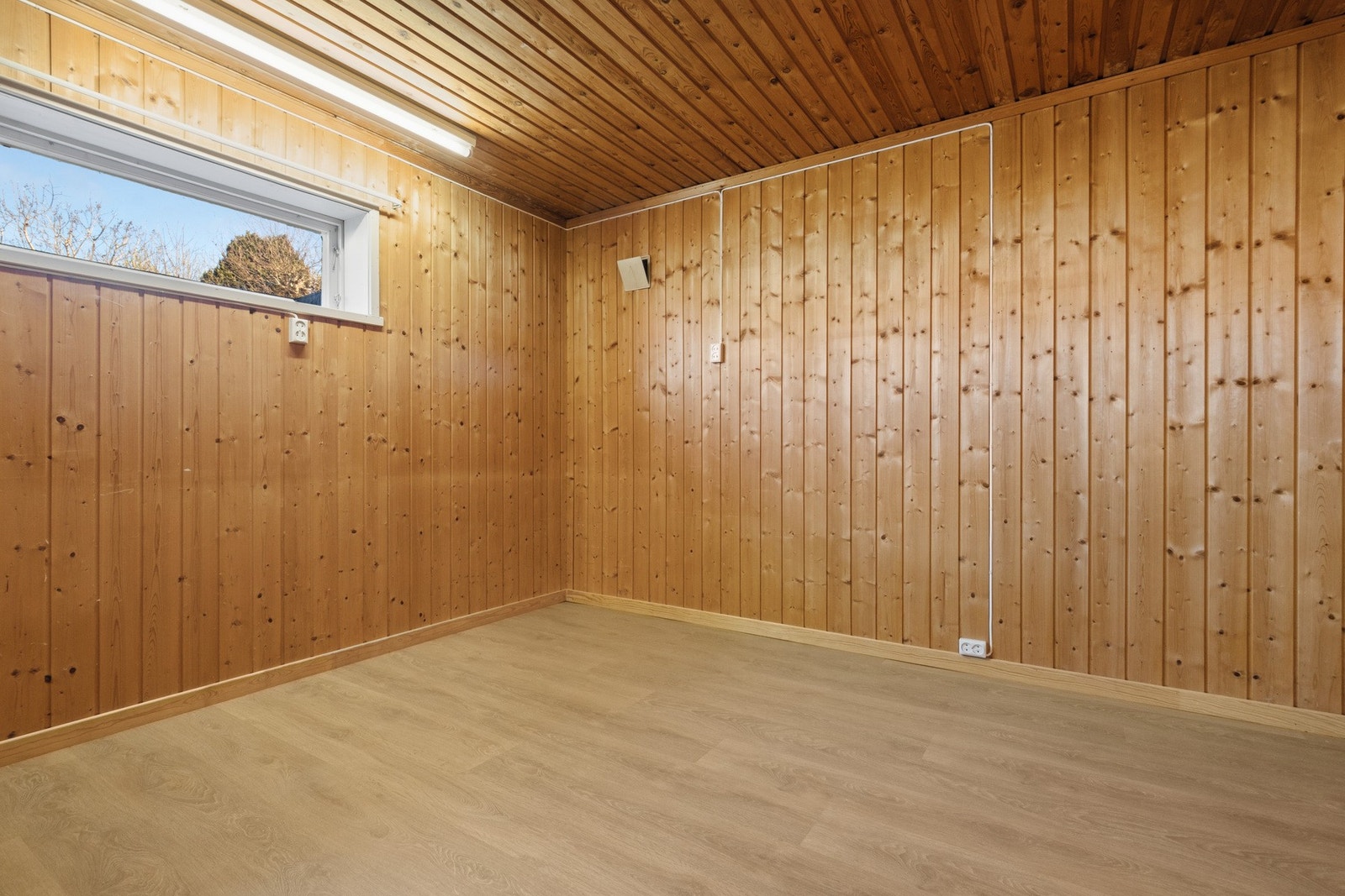 Rikelig med ekstra lagringsplass finnes i garasjen, i fire kjellerboder og i et hobbyrom i kjelleren Galleribilde