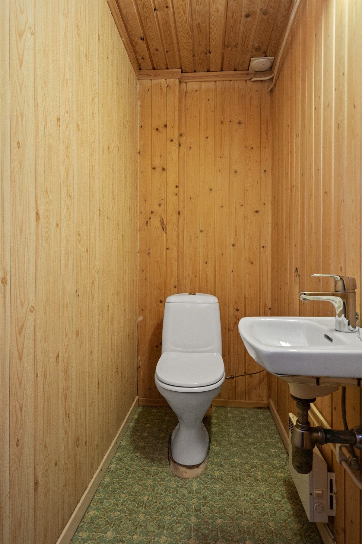 I tillegg til et bad og et separat wc-rom i 1. etasje, har boligen et ekstra wc-rom og et teknisk rom i kjelleren Galleribilde