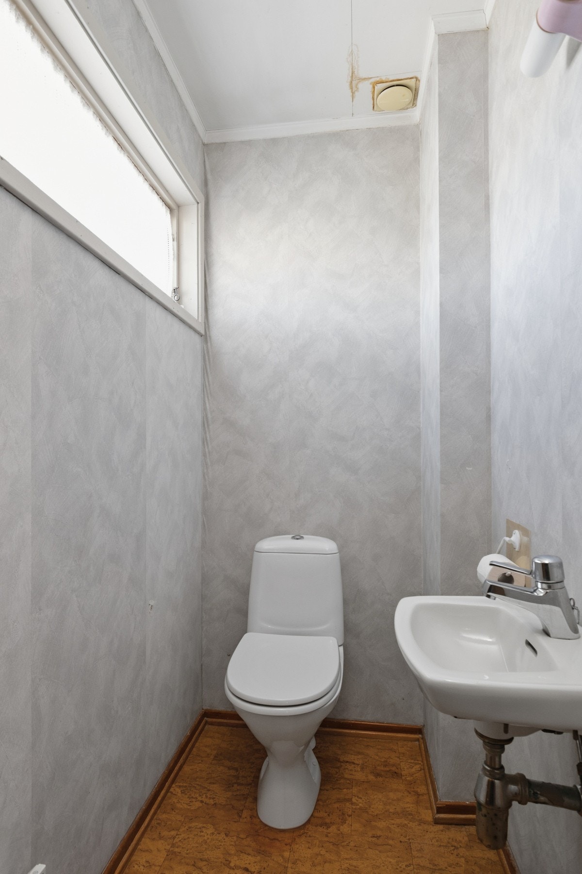 Boligen har et separat wc-rom i 1.etasje Galleribilde