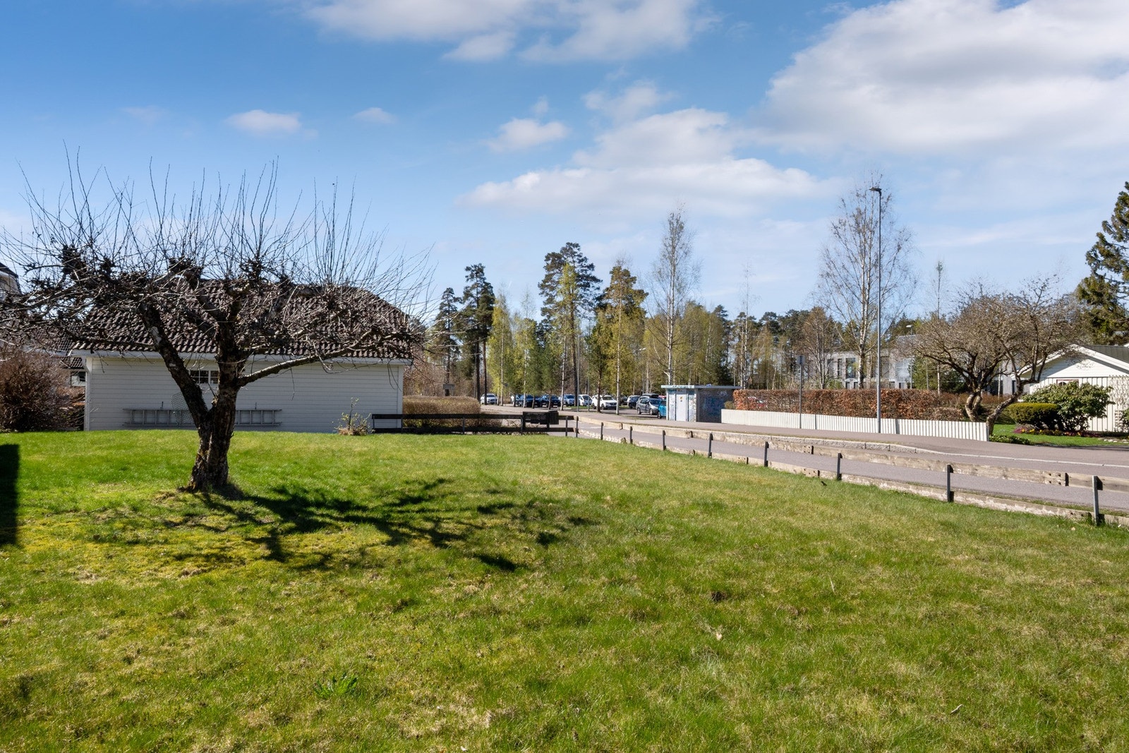 Tomten oppleves åpen og luftig, med mye boltreplass for familien Galleribilde