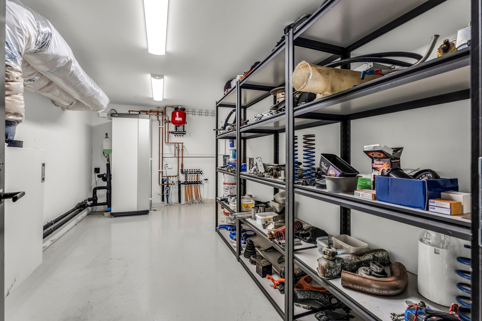 Fra garasjen har man tilgang til stor bod på 11 kvm med lagring og teknisk rom Galleribilde