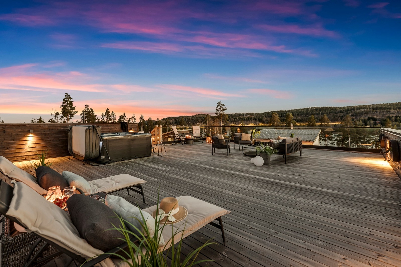Herlig og skjermet takterrasse i høyden hvor kveldene kan nytes til det fulle Galleribilde