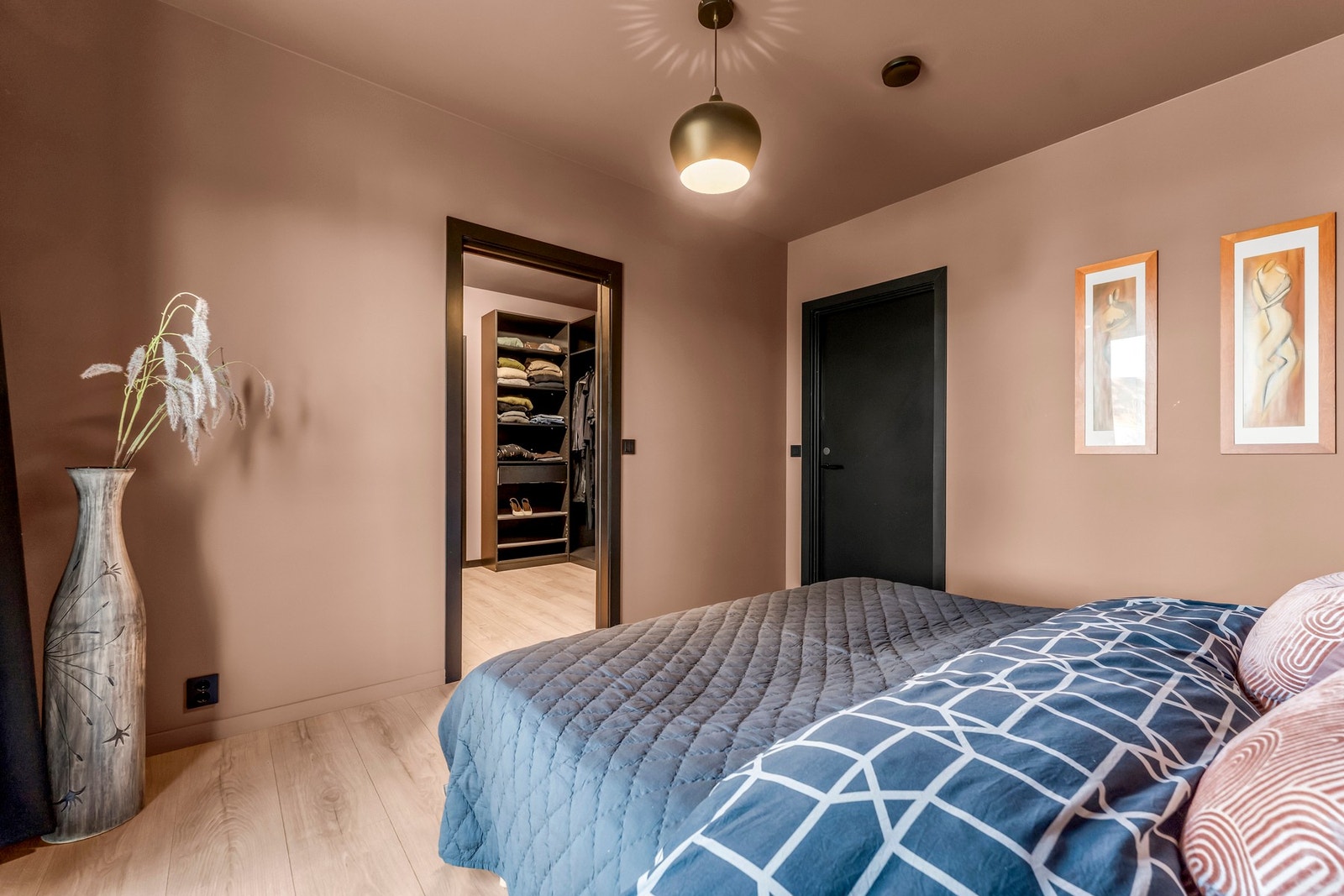 Fra soverommet har man en egen "suite" med stor walk-through-garderobe og lekkert bad Galleribilde