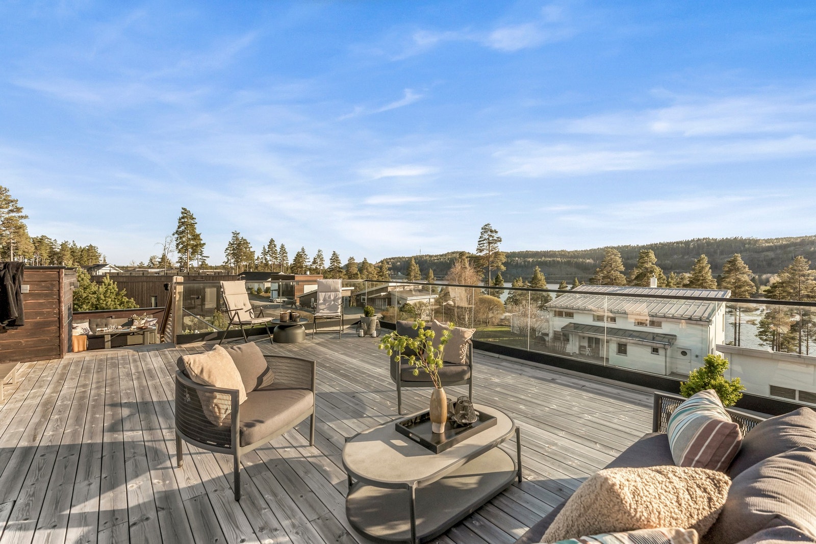 Plass til stort langbord, lounge, grill mm. Galleribilde