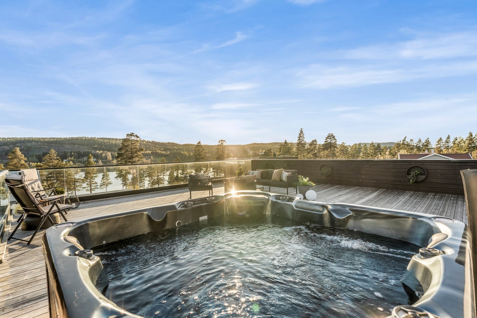 Jacuzzien kan nytes med sjøutsikt som bakgrunn Galleribilde