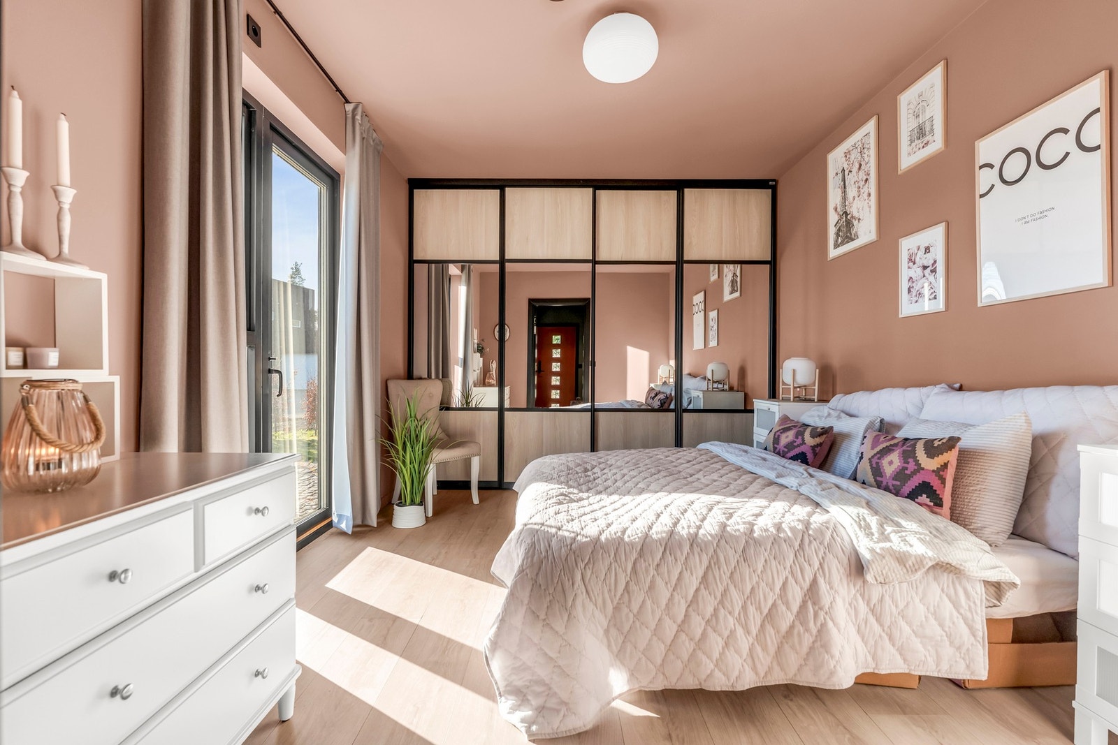 Soverom nr 1 i 1.etasje er i lune farger og med skyvedørsgarderobe Galleribilde