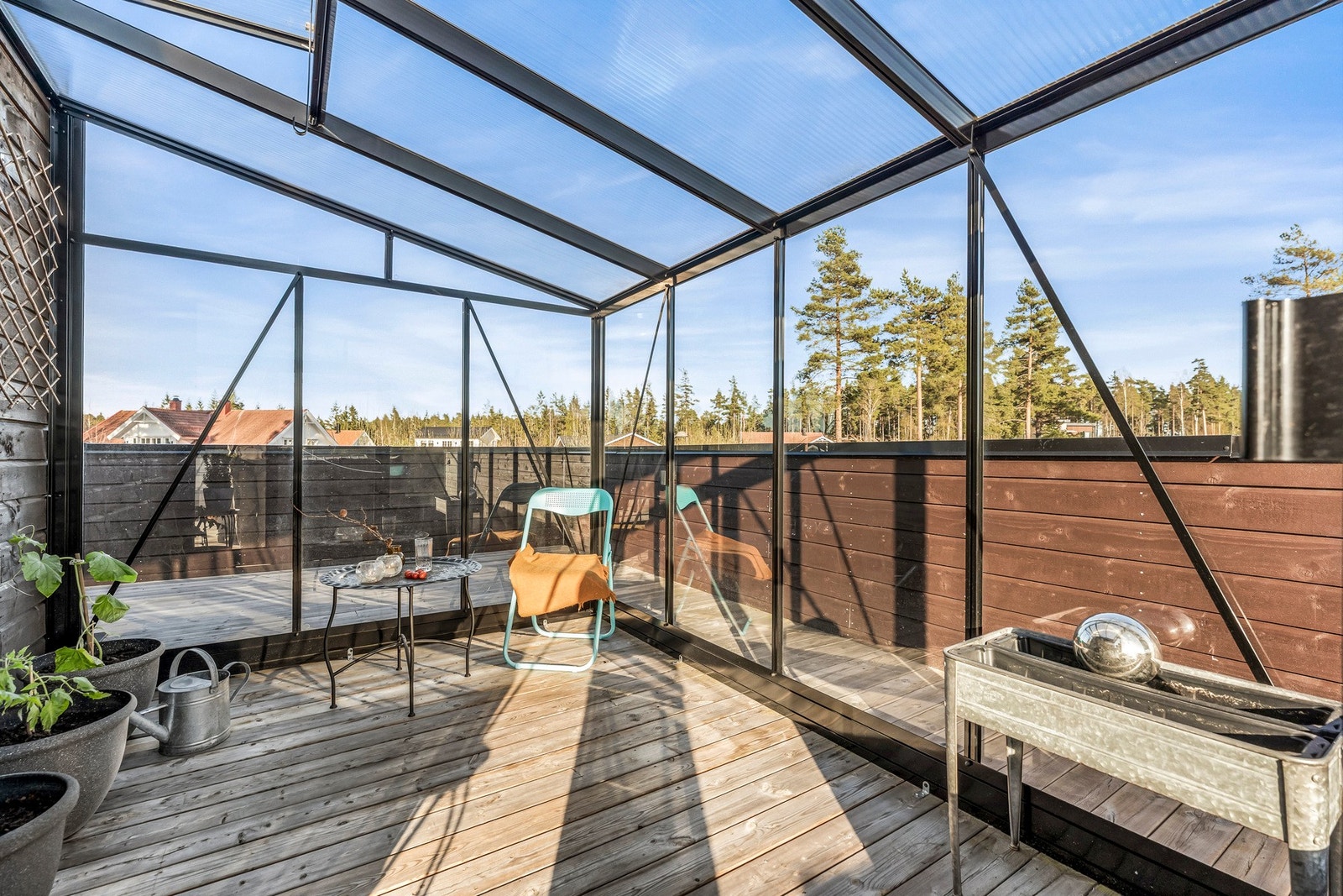 Drivhuset er romslig og med god plass for dyrking Galleribilde