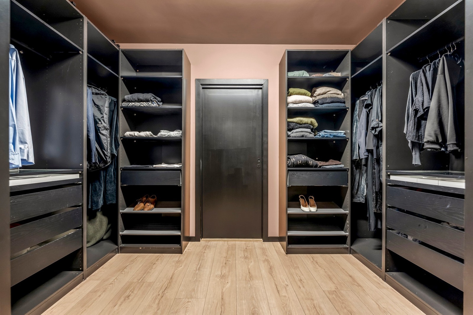 Stor walk-through-garderobe tilknyttet hovedsoverommet Galleribilde