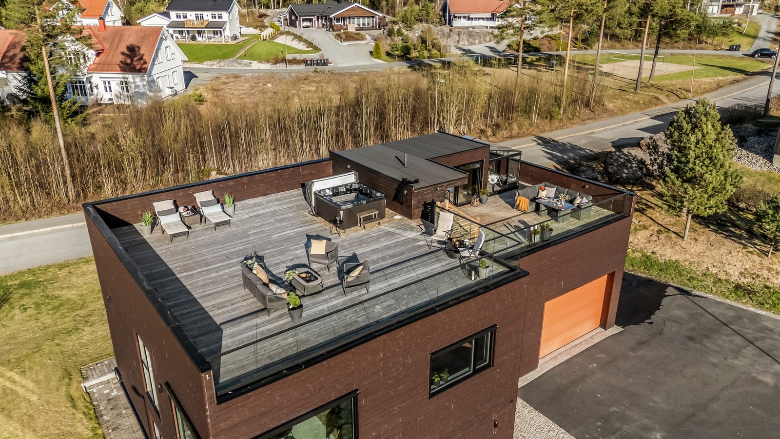 Takterrasse over flere plan med drivhus, jacuzzi og flere gode soner Galleribilde