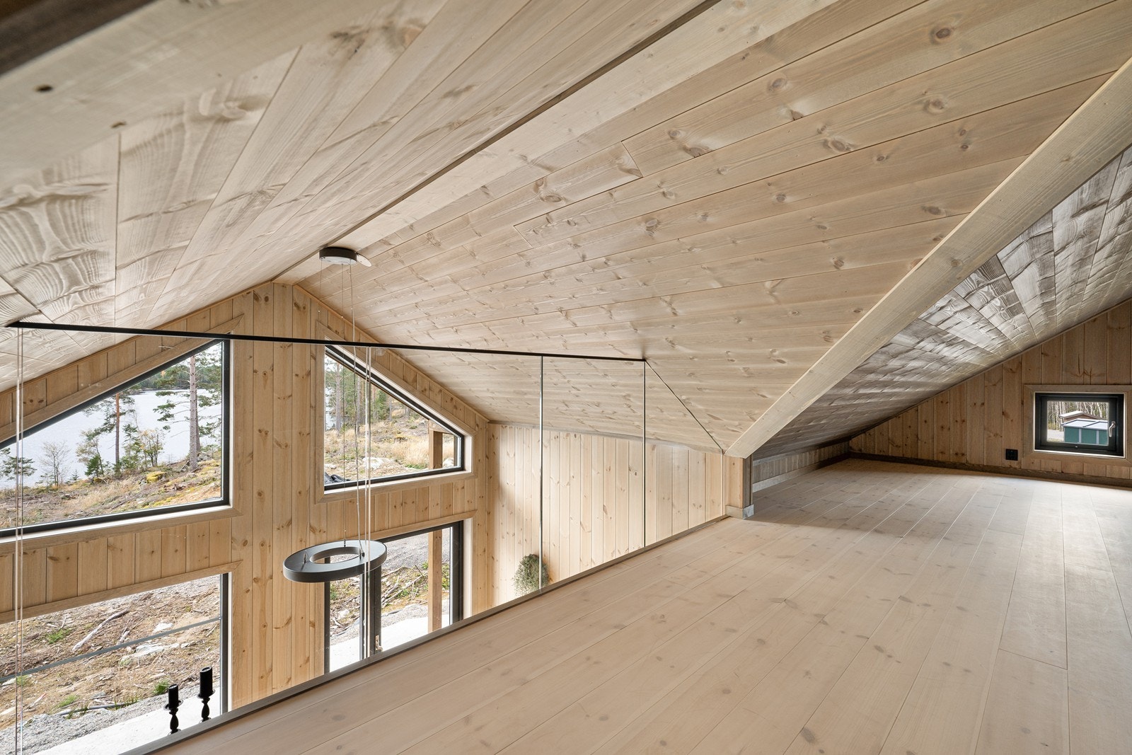 Hele rommet har heltregulv og panel på vegger og i tak. Galleribilde
