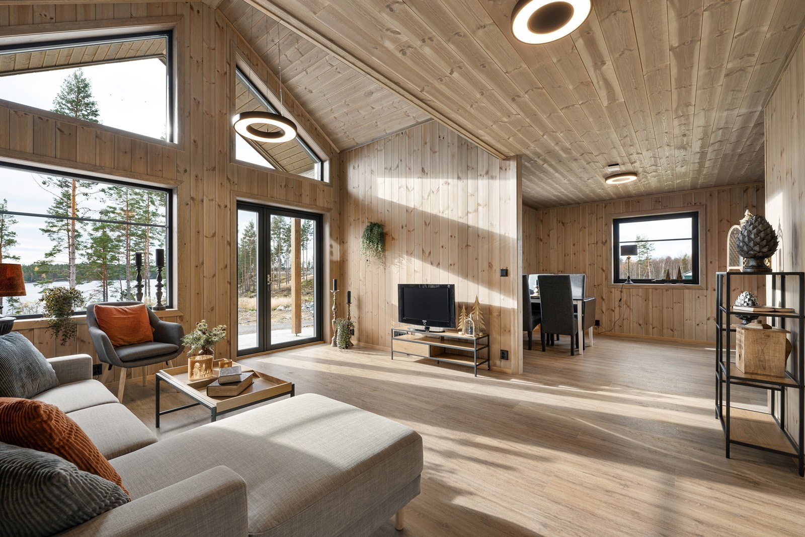 Hele rommet har enstavs parkettgulv med lun gulvvarme. Galleribilde