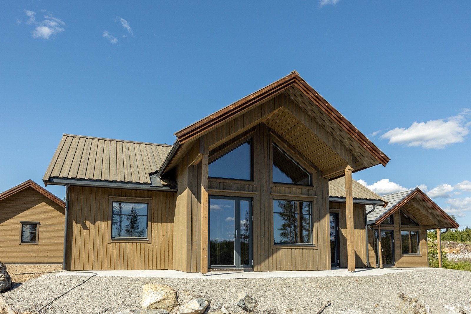 Tomten ligger i forholdsvis flatt terreng og er i tillegg til hytta bebygget med gjesteanneks og frittstående garasje. Galleribilde