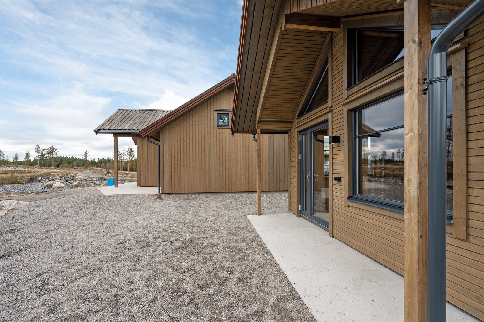 Arealet utenfor er grovplanert, så her står du fritt til å skape ditt eget drømmested med bålplass, jacuzzi, mm. Galleribilde