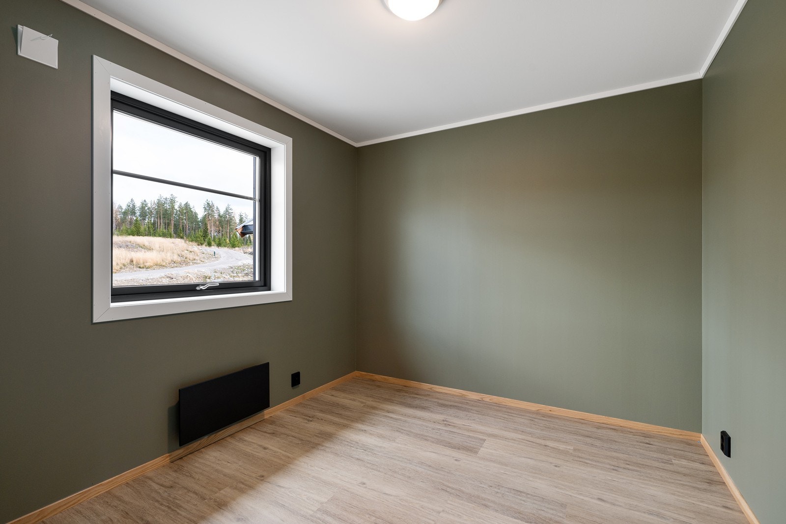 Rommene har parkett på gulvet og slette vegger malt i behagelige farger. Galleribilde