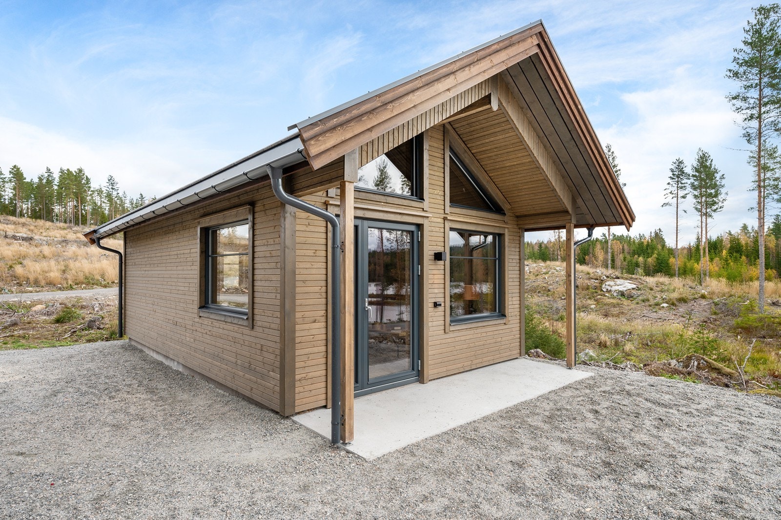 På eiendommen ligger også et anneks - som består av stue, bad og ett soverom. Galleribilde