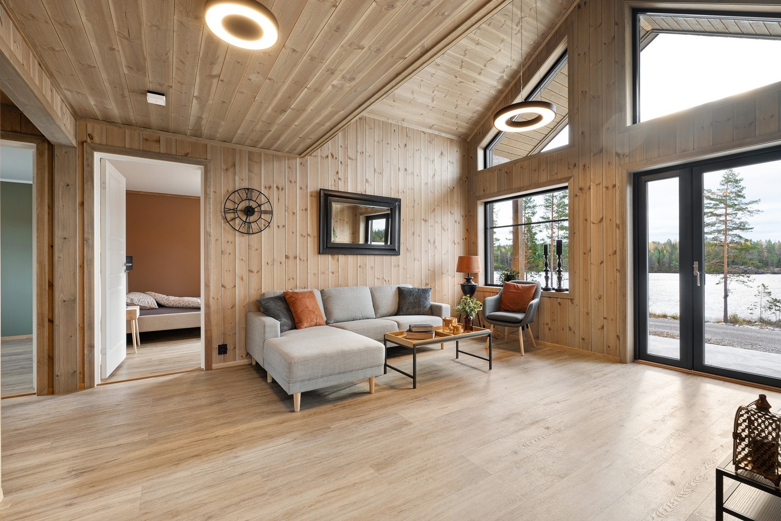 Stuen har generøs takhøyde og store, flotte vindusflater ut mot innsjøen. Galleribilde