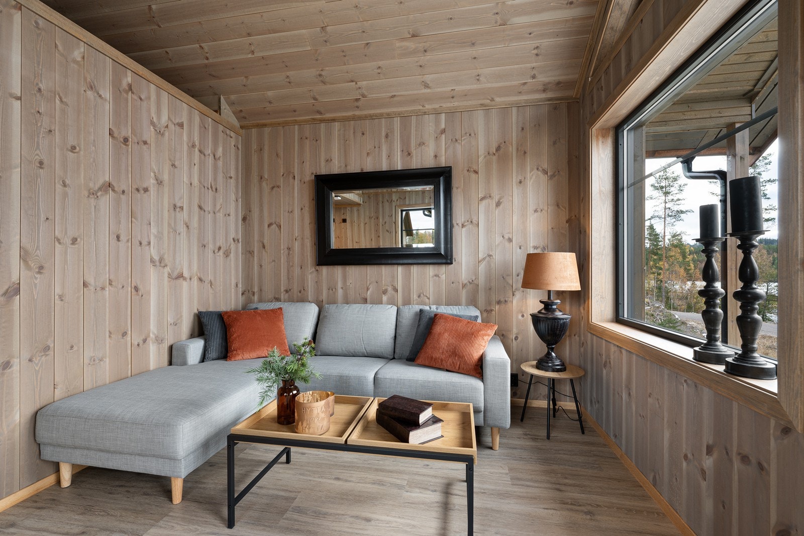 På gulvet er det enstavs parkett, mens vegger og himling er kledd med panel. Galleribilde