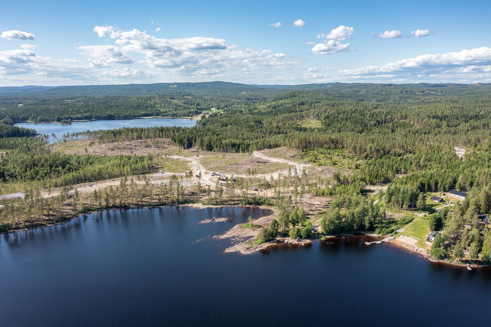 Nede ved vannet skal det etableres felles badeplass, og det blir også flytebrygge med 10 båtplasser i første omgang.
I nærheten av bryggeanlegget legges det til rette for lading av el-båt. Galleribilde