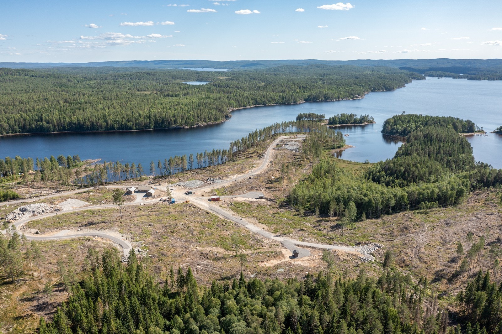 Feltet ligger i nydelige omgivelser, ca. 75 minutters kjøretur fra Oslo. Galleribilde