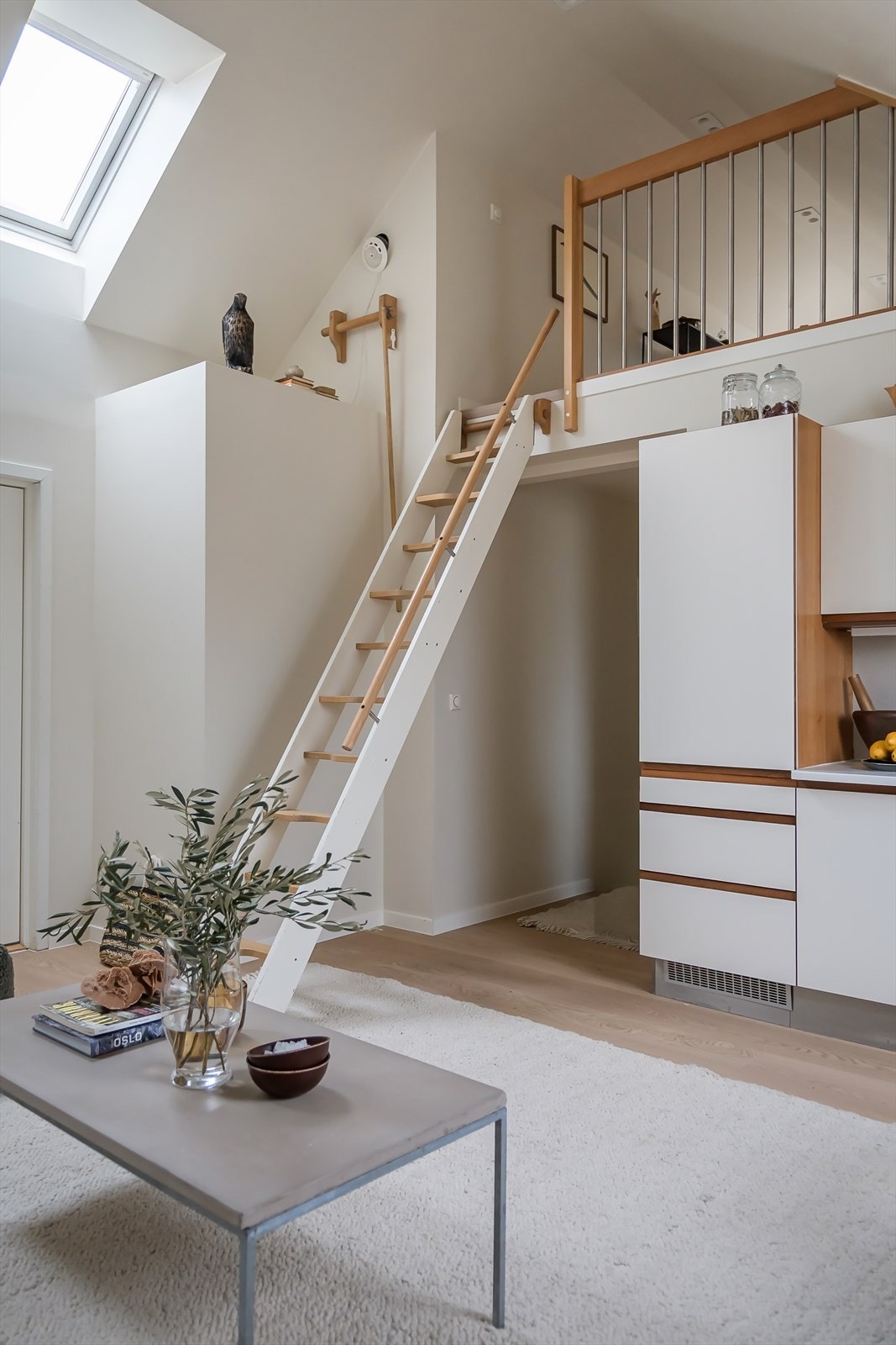 Det er plass til opphengt av yttertøy ved inngangspartiet. Galleribilde