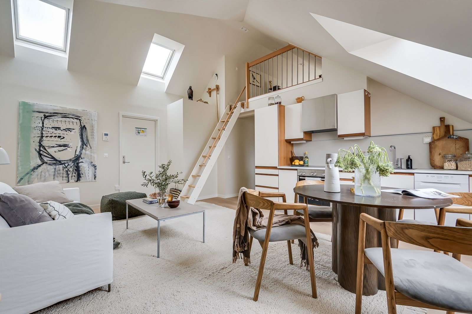 Velkommen til denne unike 3-roms loftsleiligheten i klassisk bygård på Frogner. Boligen holder en god innvendig standard da den ble bygget om i 2010. Nytt eksklusivt gulv og malt opp vegger og tak i 2026. Galleribilde