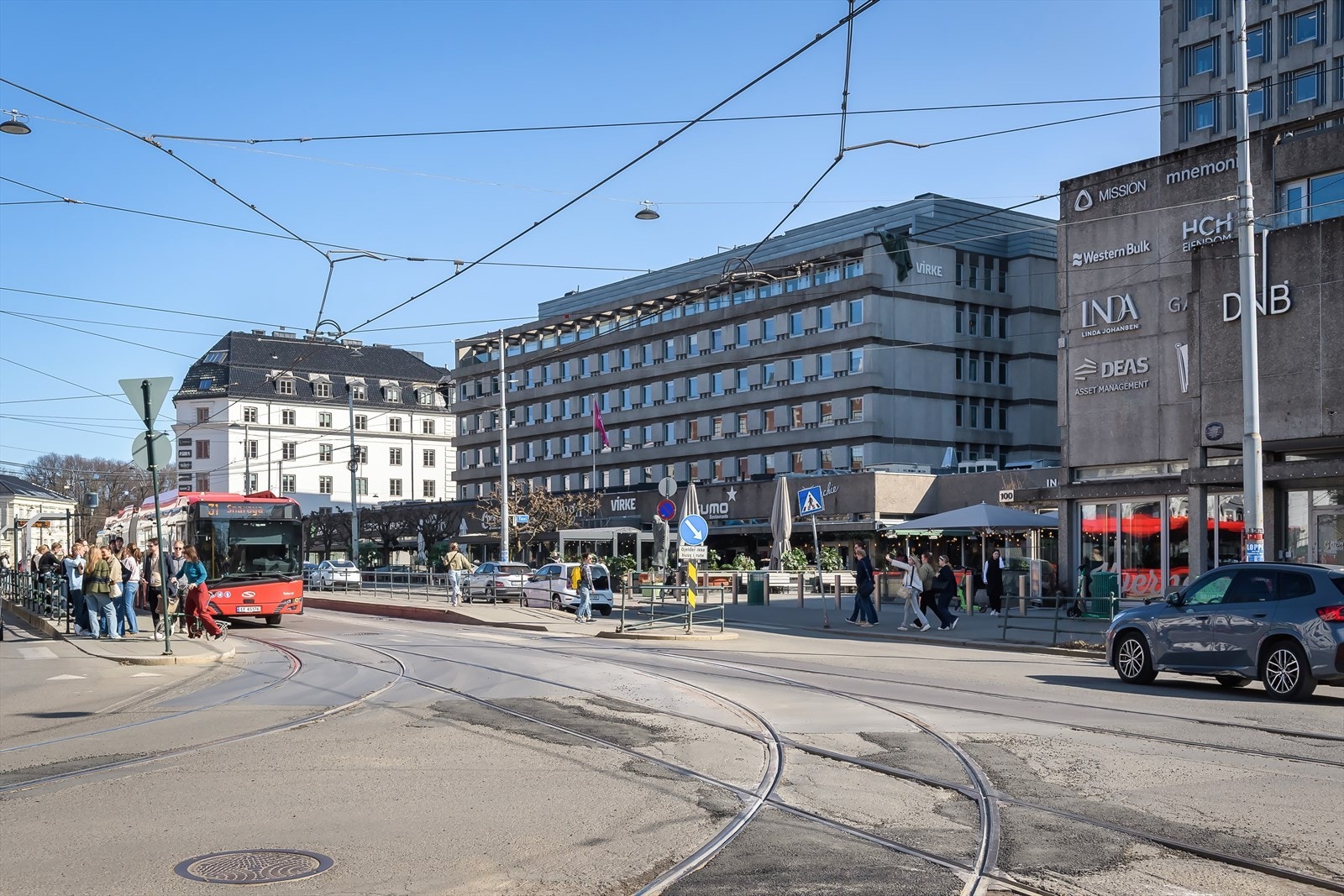 Området har svært gode kollektivforbindelser, med både buss og trikk like i nærheten. Galleribilde
