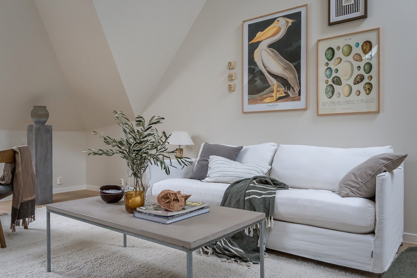 Rommet har en hyggelig atmosfære og god plass til sofa, spisebord og øvrige møbler. Galleribilde
