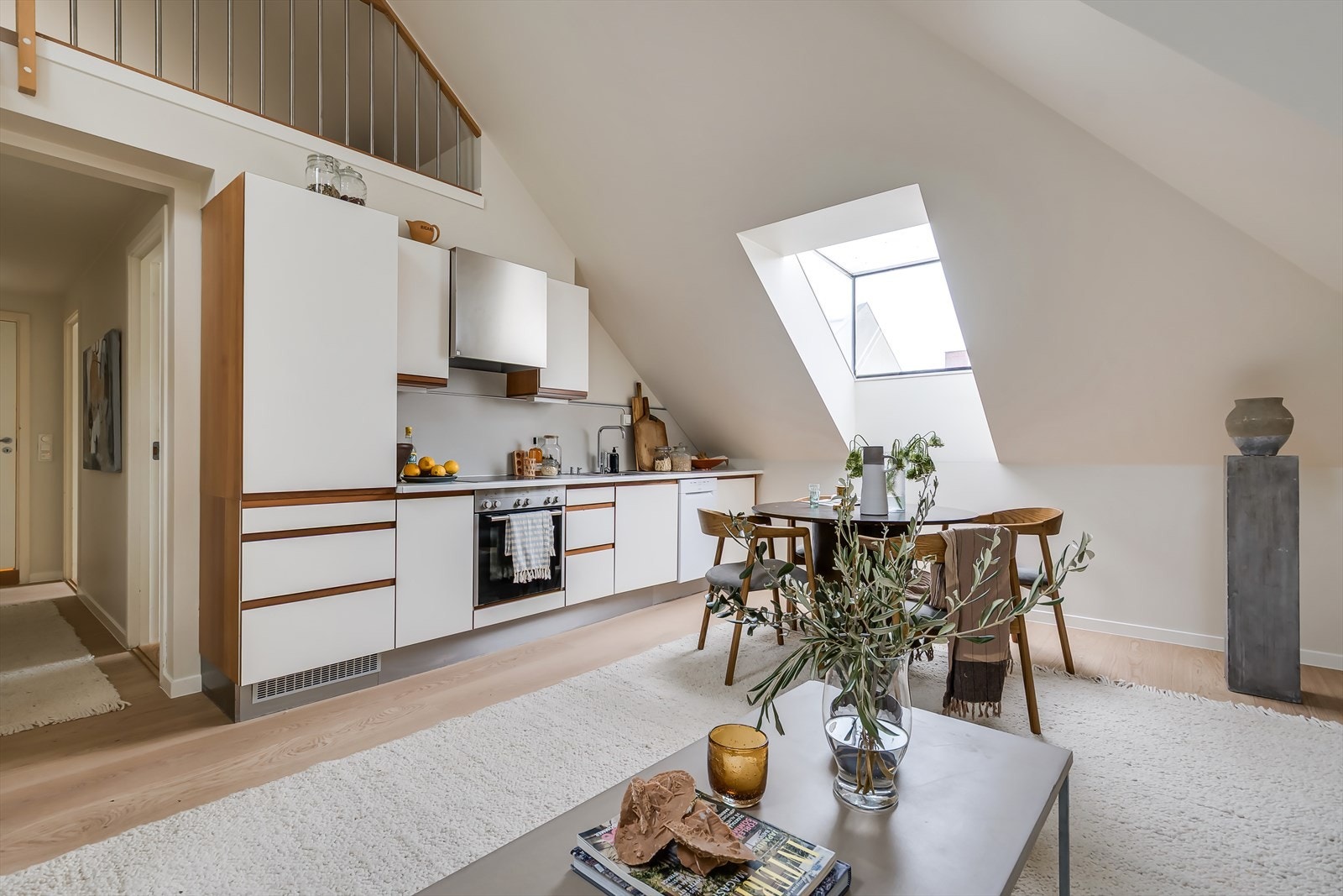 Stuen og kjøkkenet ligger i åpen og sosial løsning løsning, noe som skaper en luftig og moderne atmosfære. Galleribilde