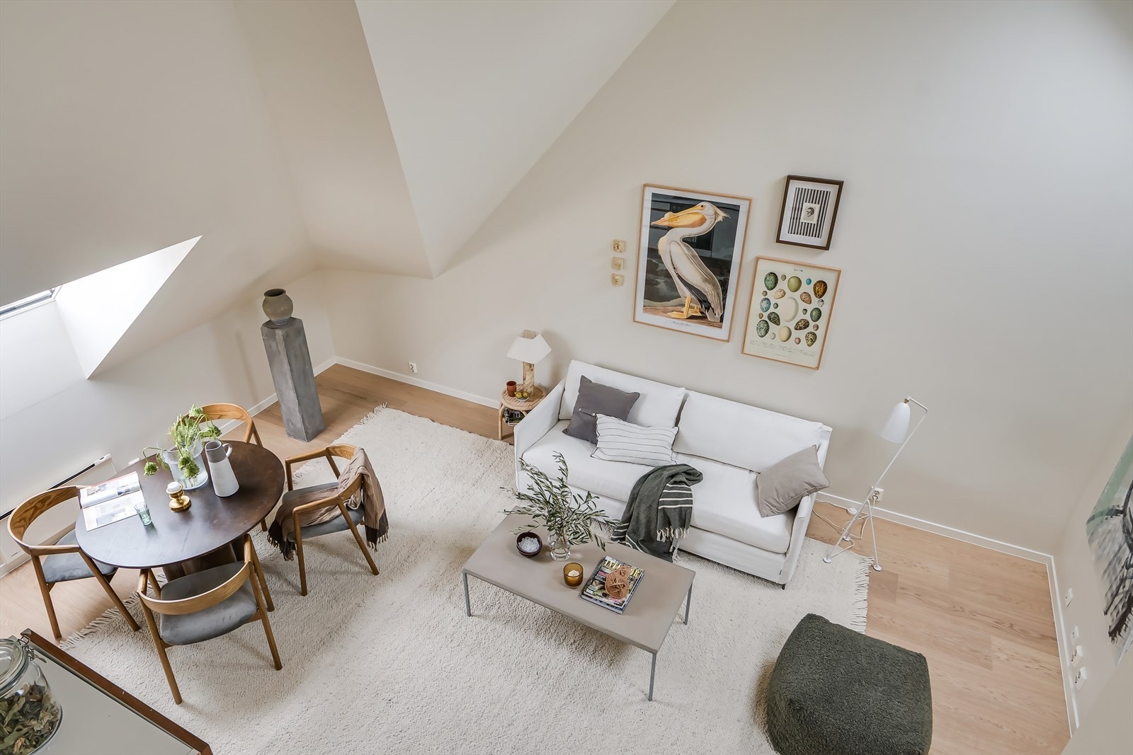 De lyse, delikate fargetonene går igjen i hele leiligheten og bidrar til en harmonisk stemning. Gulvet er dekket med parkett. Galleribilde