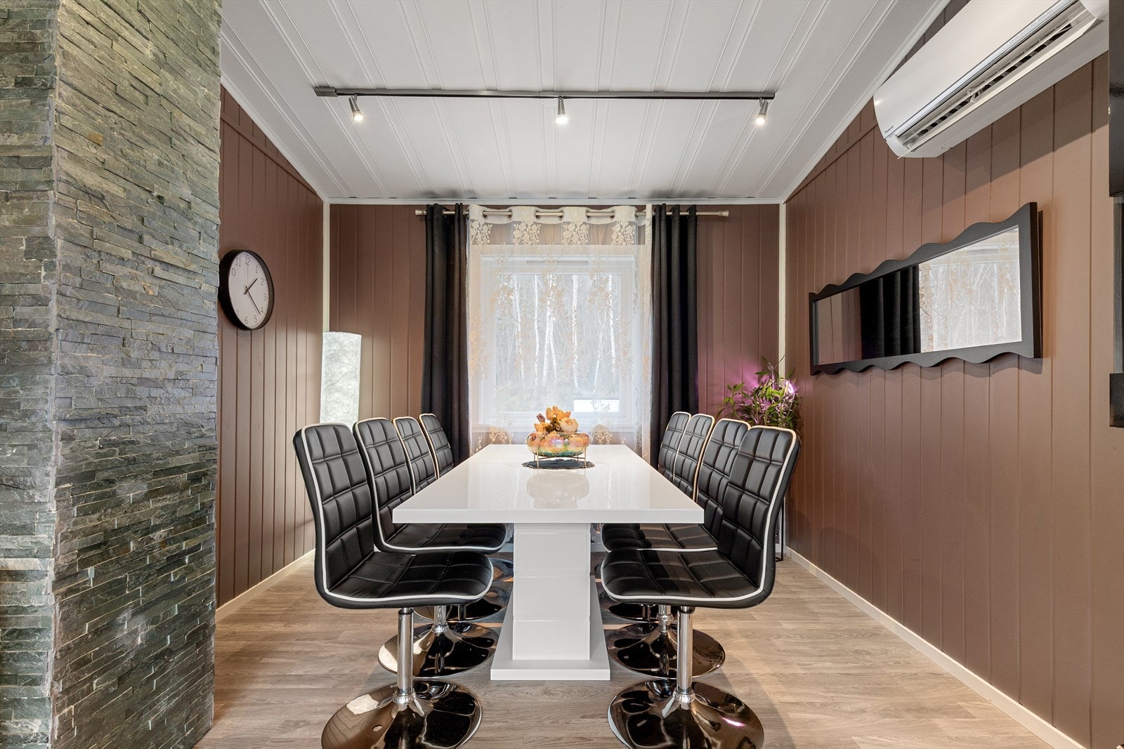 Koseleg spisekrok med plass til mange gjester. Galleribilde