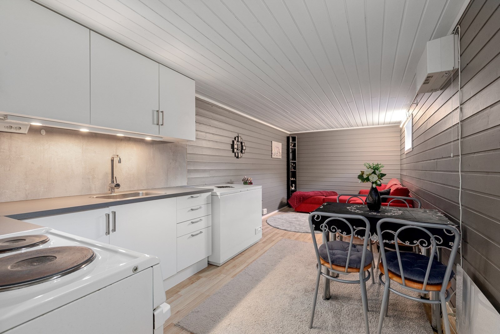 Stove og kjøkken har laminatgulv, malt panel på veggar og malt panel i himling. Galleribilde