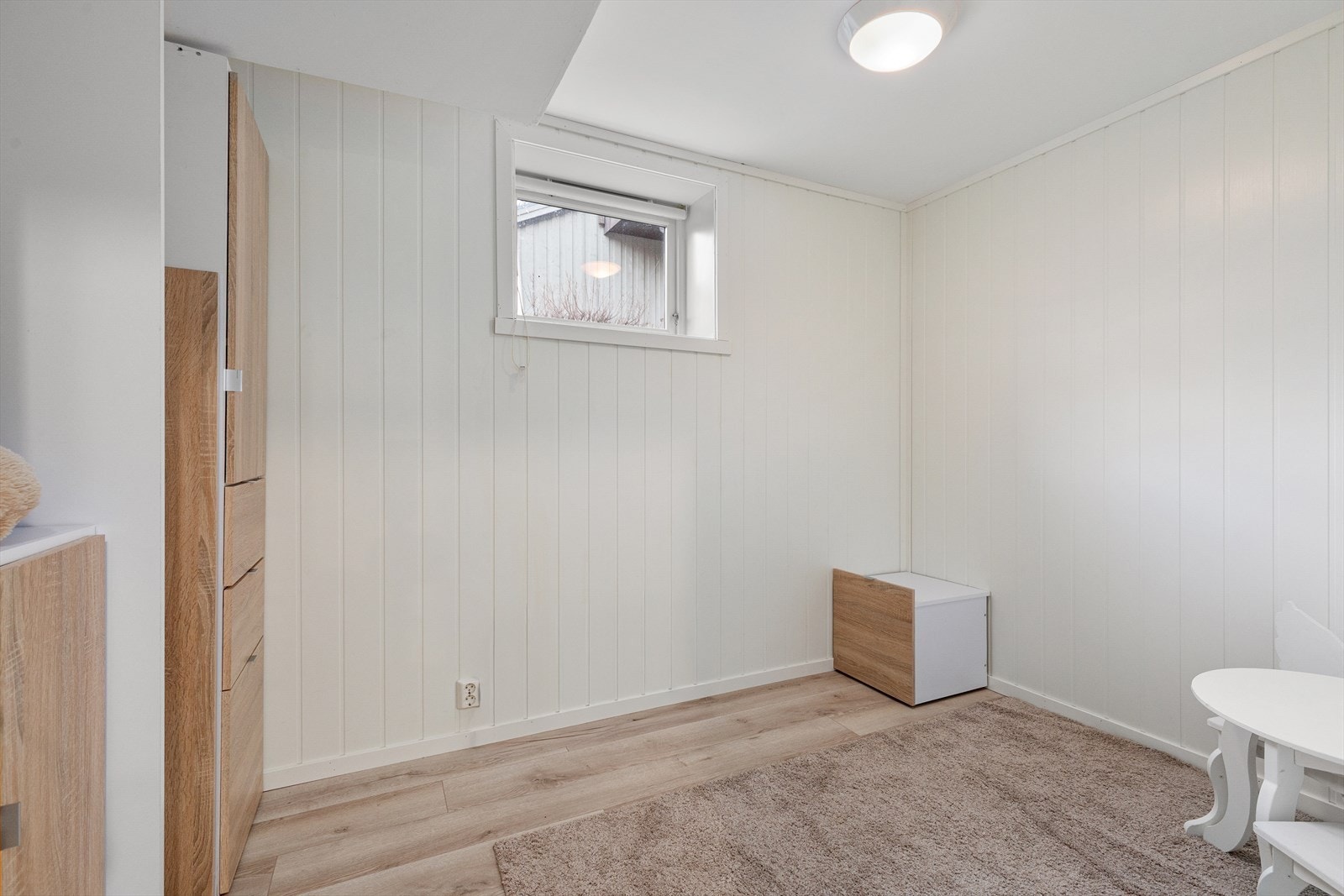 Soverom (ikkje godkjent) av god størrelse med plass til seng og oppbevaring. Galleribilde