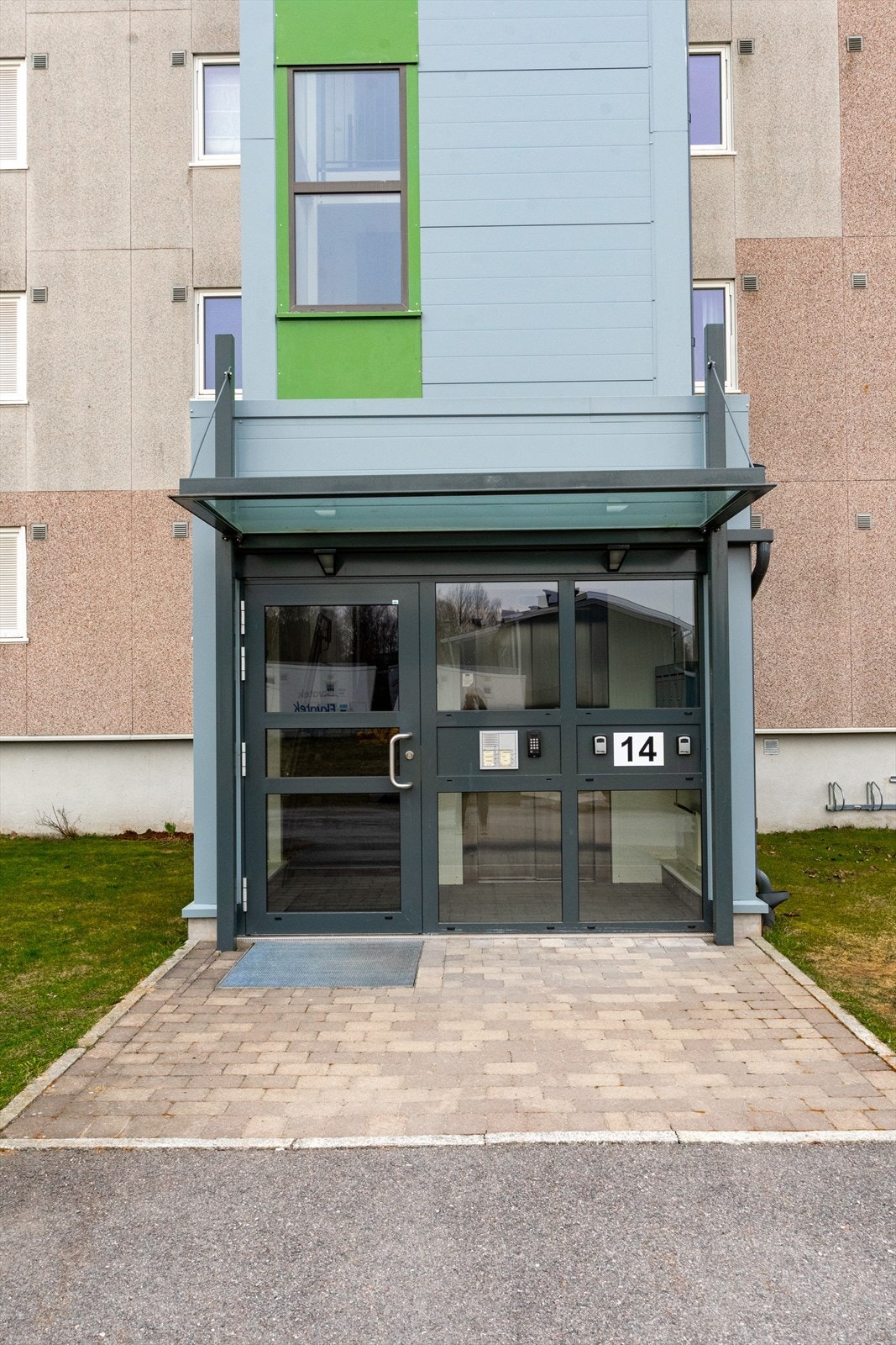 Inngangsparti med moderne callinganlegg. Her er det også heis! Galleribilde