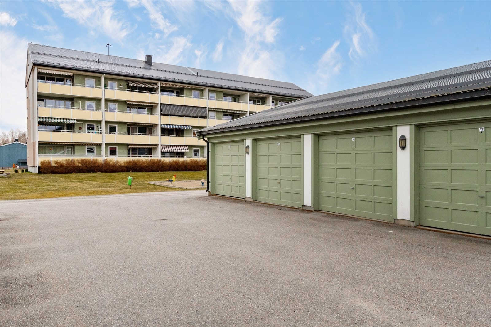 Det medfølger garasjeplass i rekke i kort avstand fra leiligheten. Galleribilde