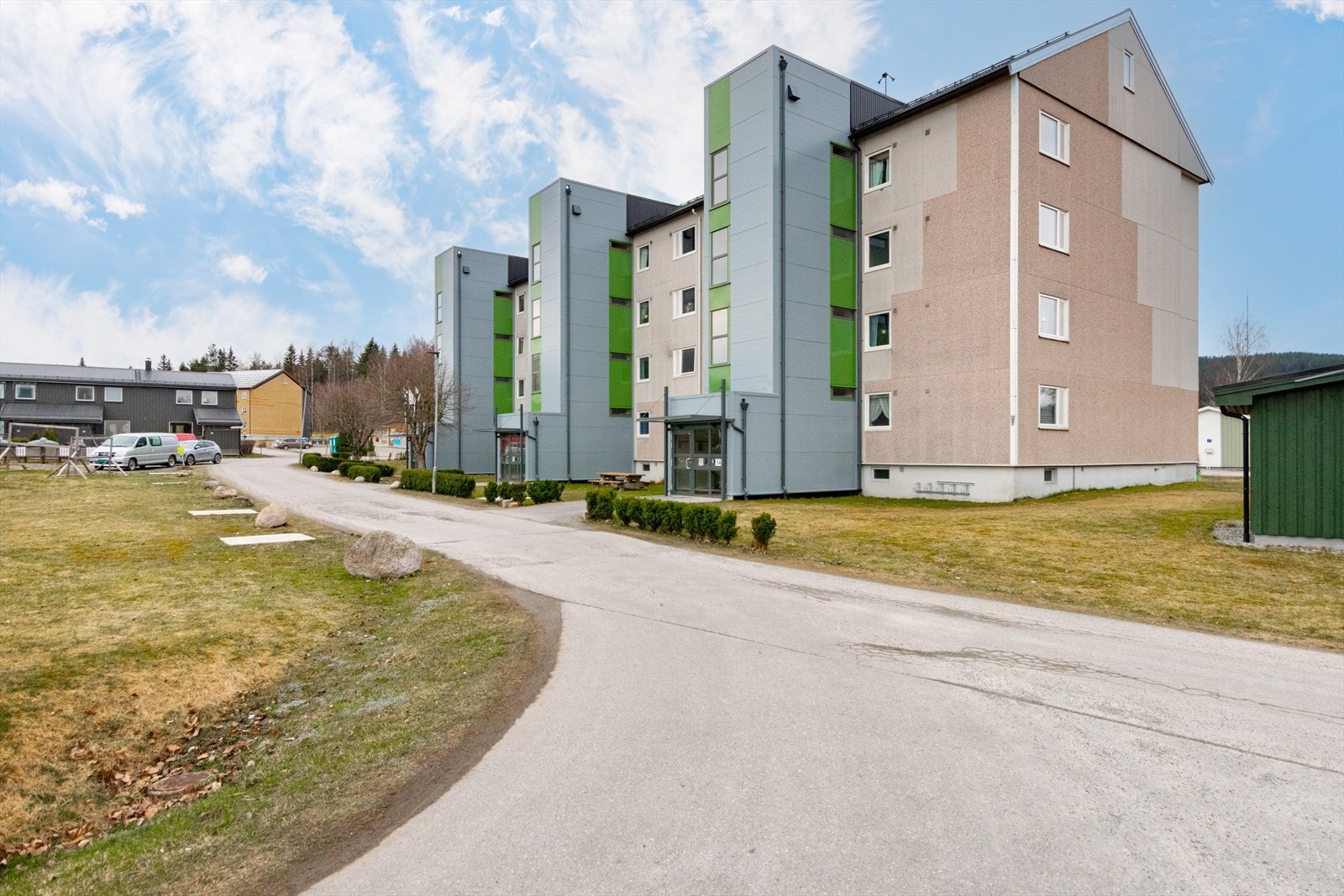 Blokkene i dette borettslaget ligger fint til i et barnevennlig område! Galleribilde