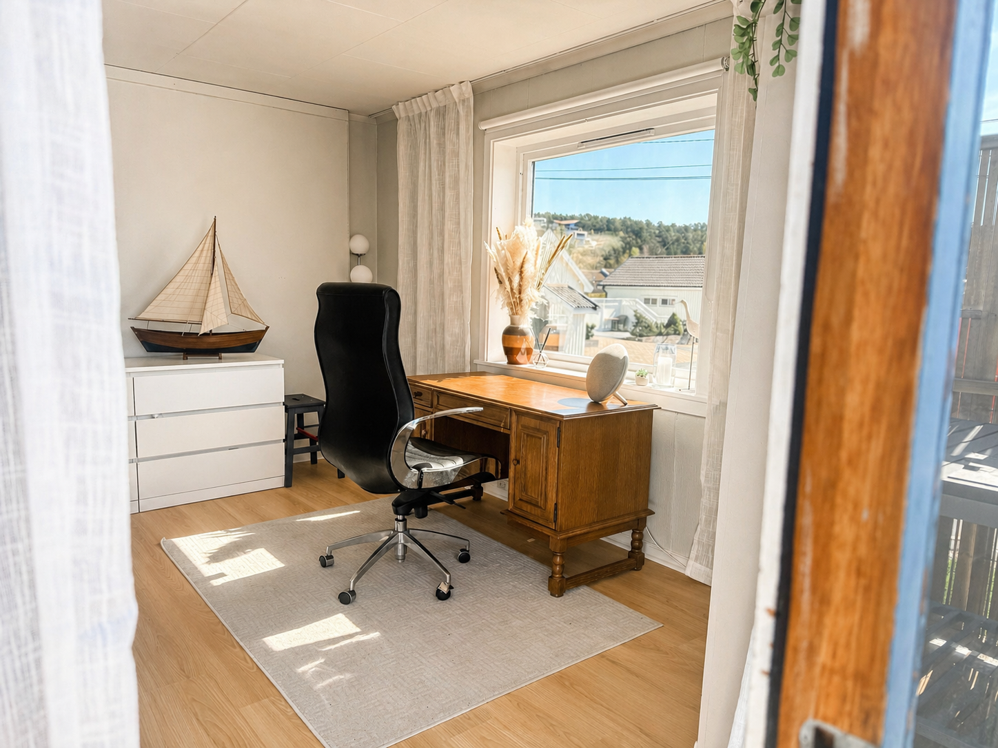 Kontor med utgang til terrasse. Kan brukes som ekstra stue eller soverom om ønskelig. Galleribilde