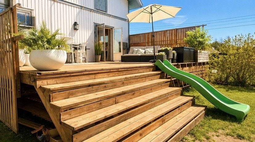 Solrik terrasse med enkel tilgang til hage og hagestue Galleribilde