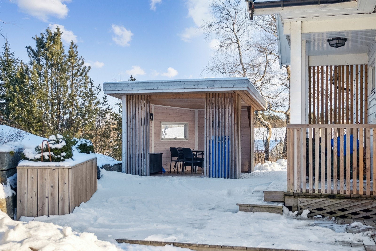 Uteområde med pergola Galleribilde