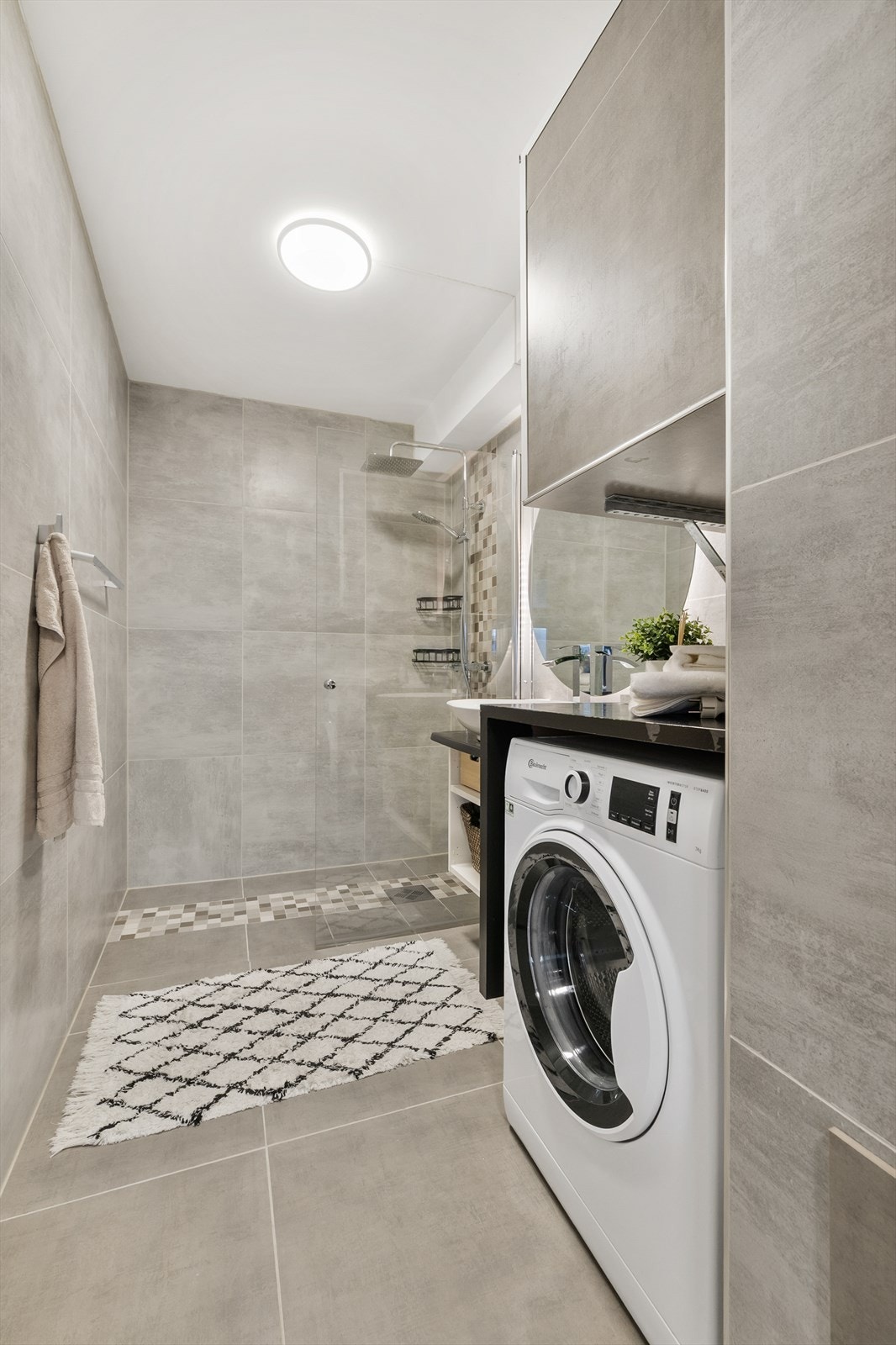 Badet ble overflateoppusset i 2018, og kombinerer funksjonene til bad og vaskerom på en smart måte. Galleribilde