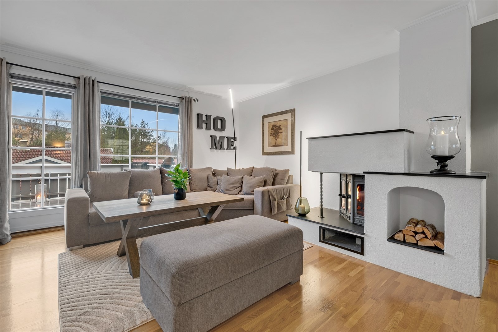 Stuen har plass til en stor sofagruppe og er et naturlig samlingspunkt i boligen. Galleribilde