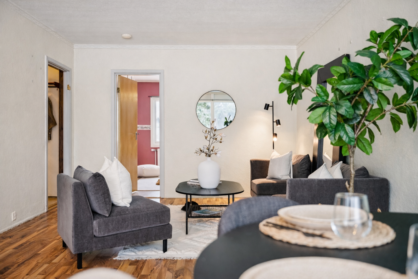 Stuens størrelse sørger for flere gode innredningsmuligheter. Galleribilde