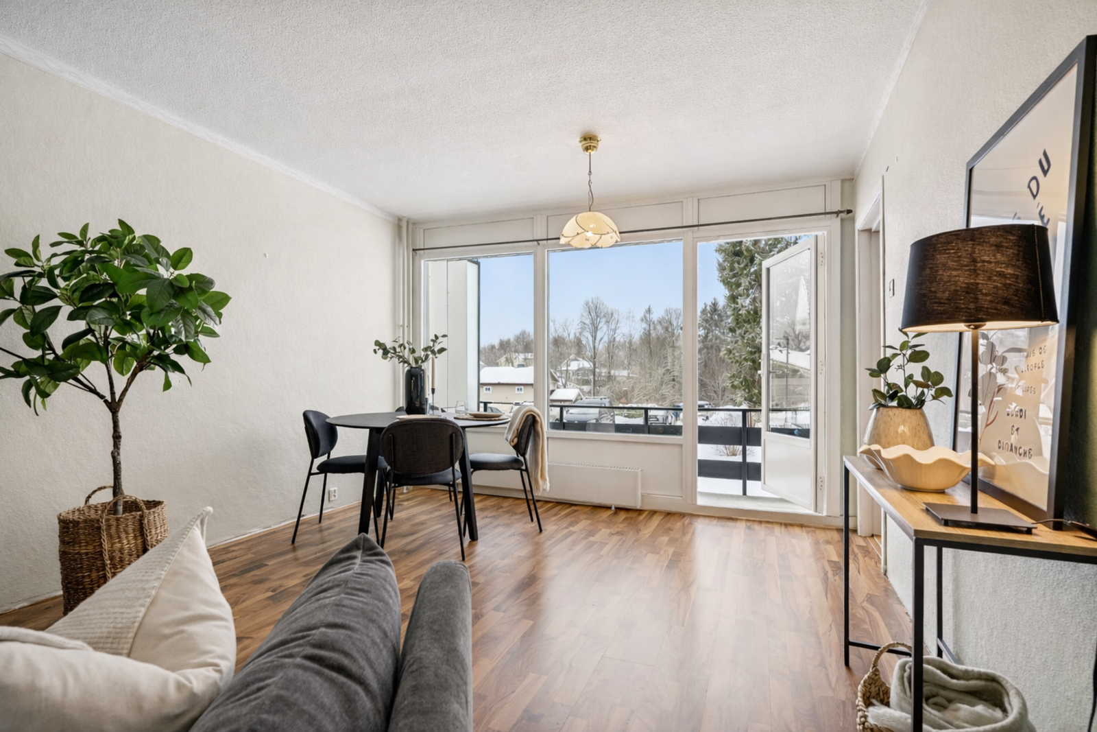 Store vindusflater som sørger for flott utsyn og godt med naturlig innlys på dagtid. Galleribilde