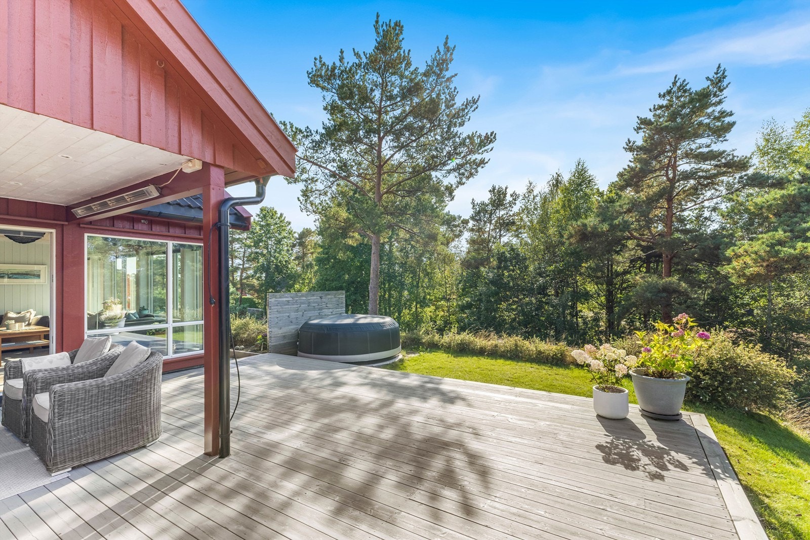 Stor terrasse med delvis overbygg som har belysning og varmelampe Galleribilde