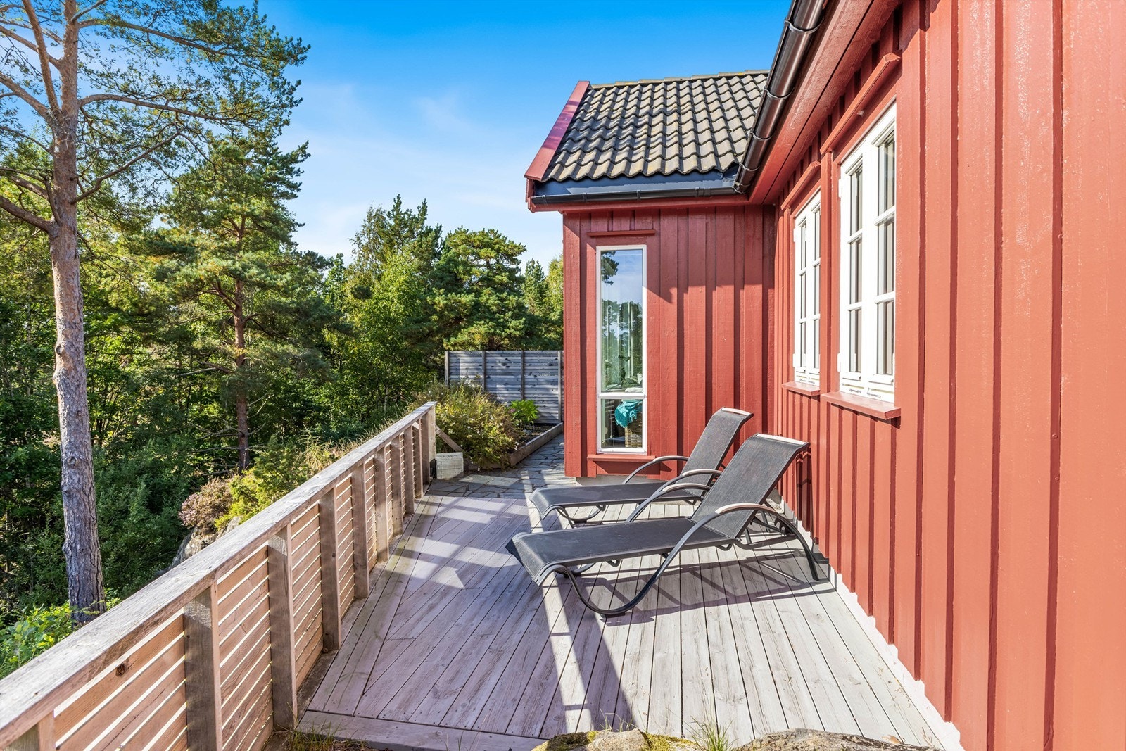 Flere fine uteplasser på tomten med alltid en lun krok Galleribilde
